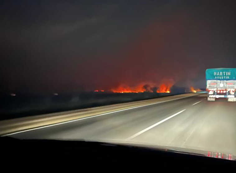 Incendio sin control sobre la autopista: Bomberos piden responsabilidad y prevención 